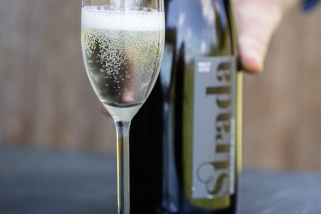 Ein Champagnerglas mit Strada Extra Dry gefüllt.