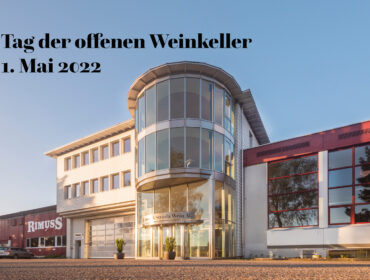Werbeflyer für den Tag der offenen Weinkeller, am 1. Mai 2022, mit dem Firmengebäude im Hintergrund